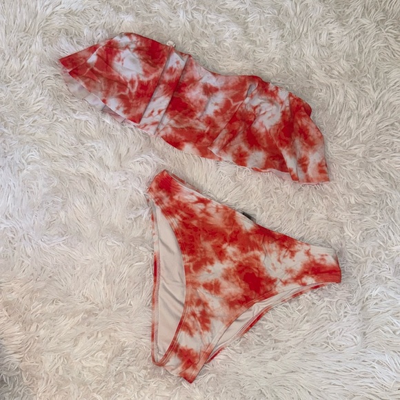 Kendall & Kylie Bikini - Picture 1 of 5